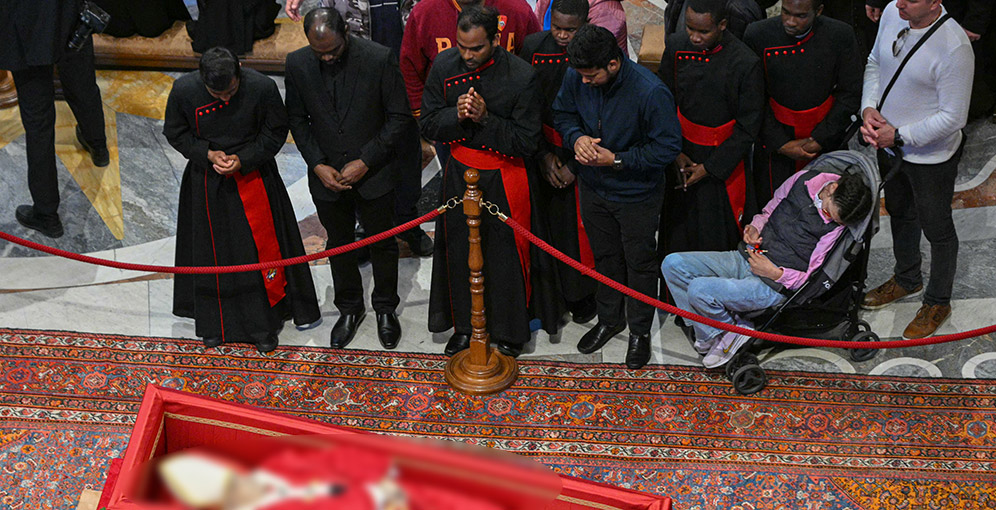 Capilla ardiente del papa Francisco atrae a multitudes antes del funeral
