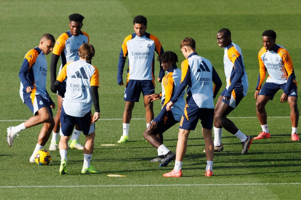 Mbappé y Vinicius entrenan al margen