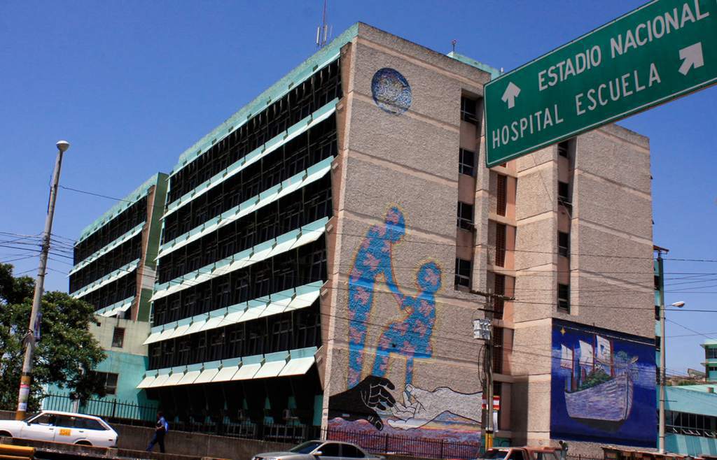 Largas filas de pacientes esperando ser atendidos en el Hospital Escuela