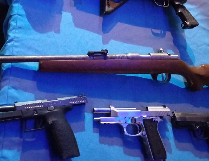 Fiscales de la FESCCO y Policía Nacional decomisan un nuevo arsenal a banda La Kleibona en aldea Baracoa, Cortés