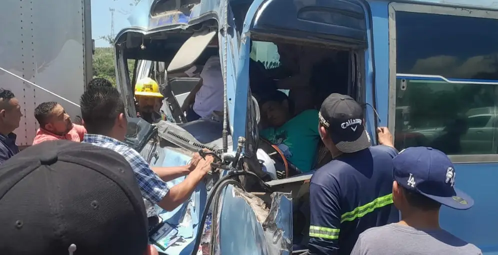 Accidente entre rapidito y rastra deja varias personas heridas en Santa Bárbara