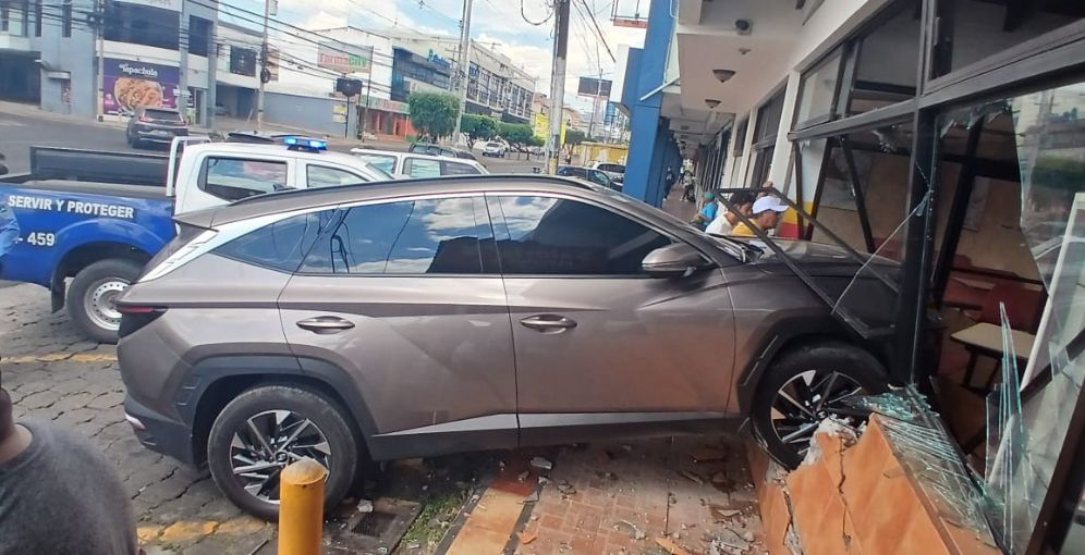 Vehículo impacta contra local de panadería y deja un herido y daños materiales en Bulevar Morazán