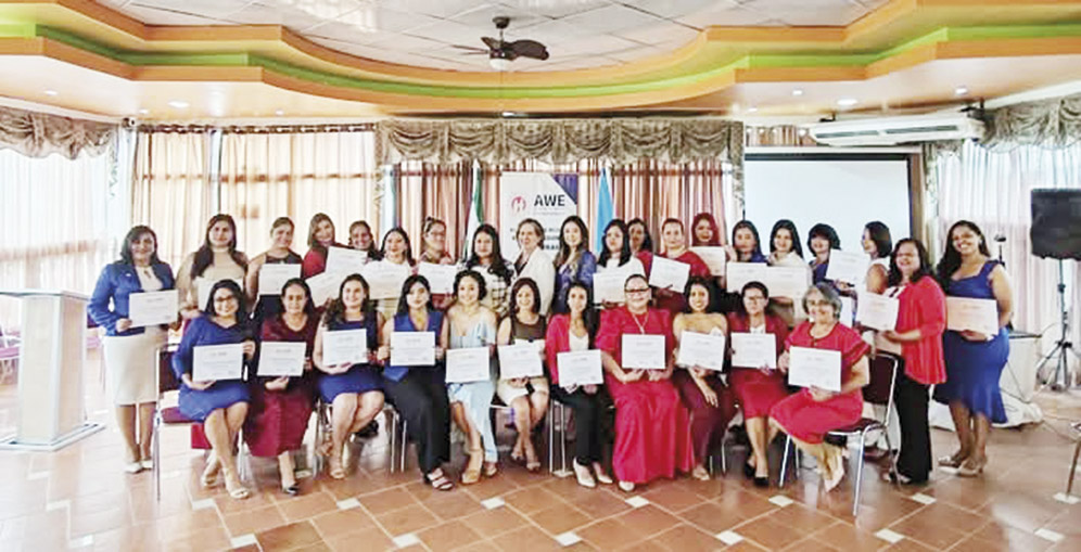 Treinta mujeres aprende sobre tema de negocios