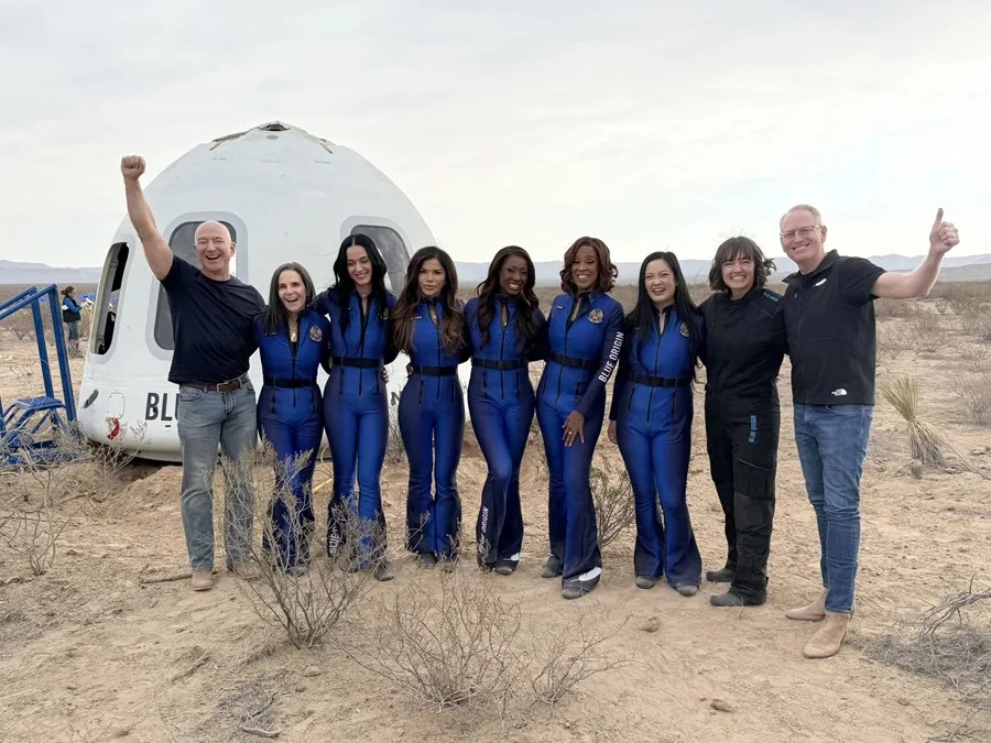 Blue Origin completa un histórico viaje de turismo espacial tripulado solo por mujeres, entre ellas Katy Perry