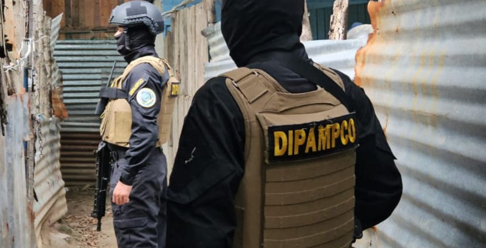 Detienen a dos agentes de la Dipampco con armas y drogas