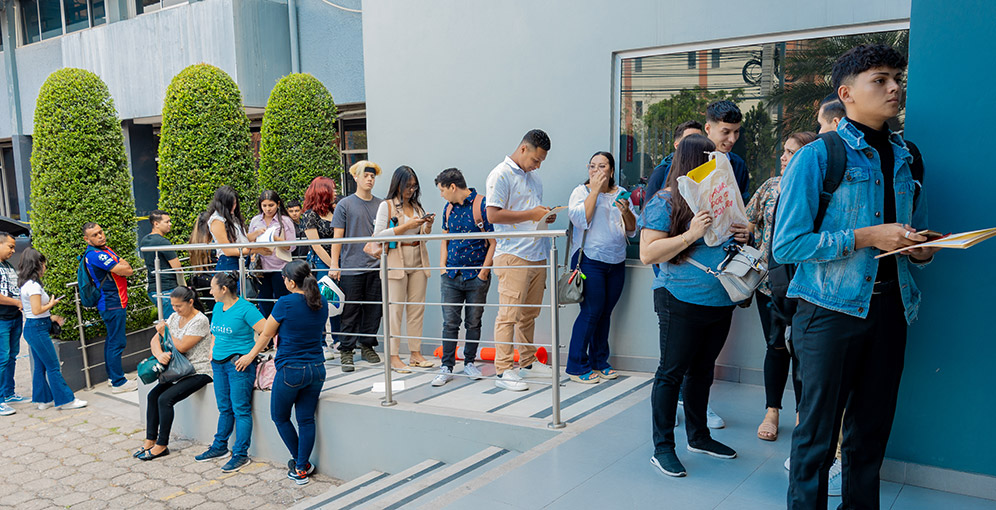 Decenas de jóvenes abarrotan la CCIT en busca de empleo