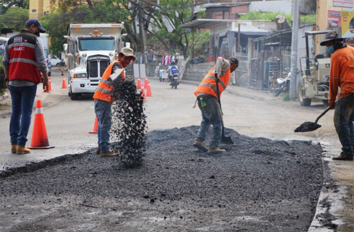 Proyectos de construcción paralizados por falta de pagos del gobierno