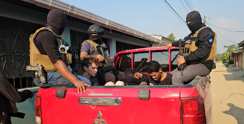 Capturan a tres miembros de la Pandilla 18 con droga, armas y municiones en San Pedro Sula