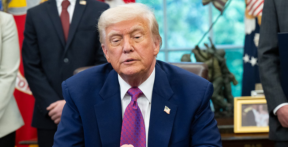 Trump critica a jueces por frenar deportaciones y propone medidas extremas contra migrantes