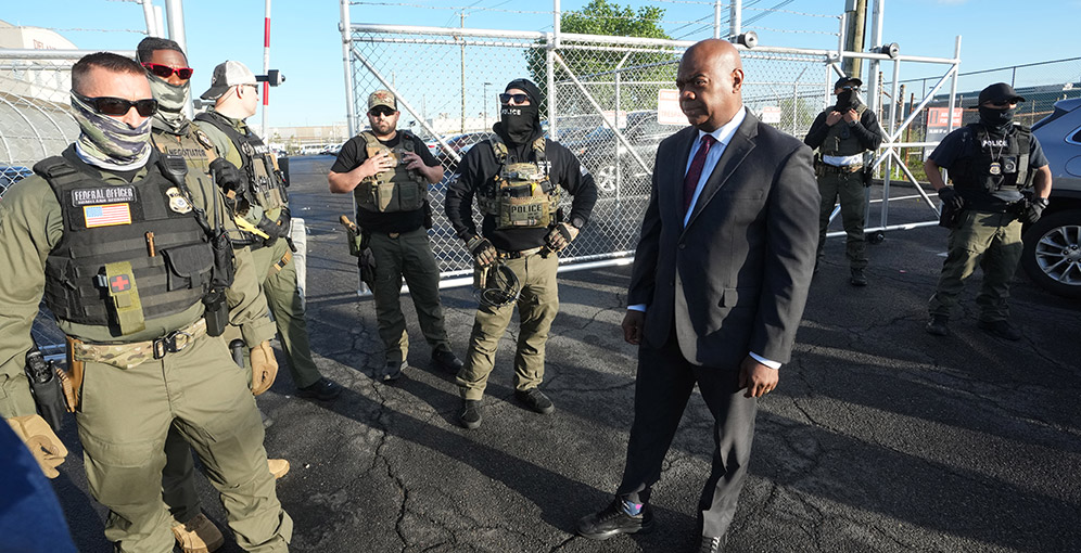 Arrestan al alcalde de Newark por protestar contra megacentro de detención de migrantes promovido por Trump