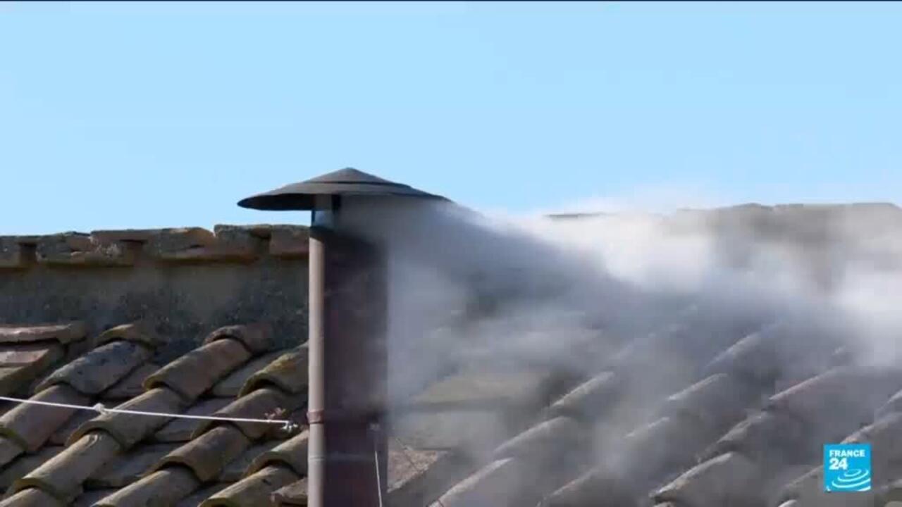 ¡Habemus Papam! Sale humo blanco en la Capilla Sixtina y el mundo espera al nuevo Papa