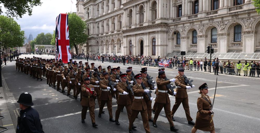 La familia real presencia el desfile aéreo y saluda desde el balcón de Buckingham