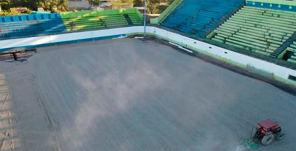 Se reactivan obras de instalación de grama híbrida en el estadio Juan Ramón Brevé Vargas de Juticalpa
