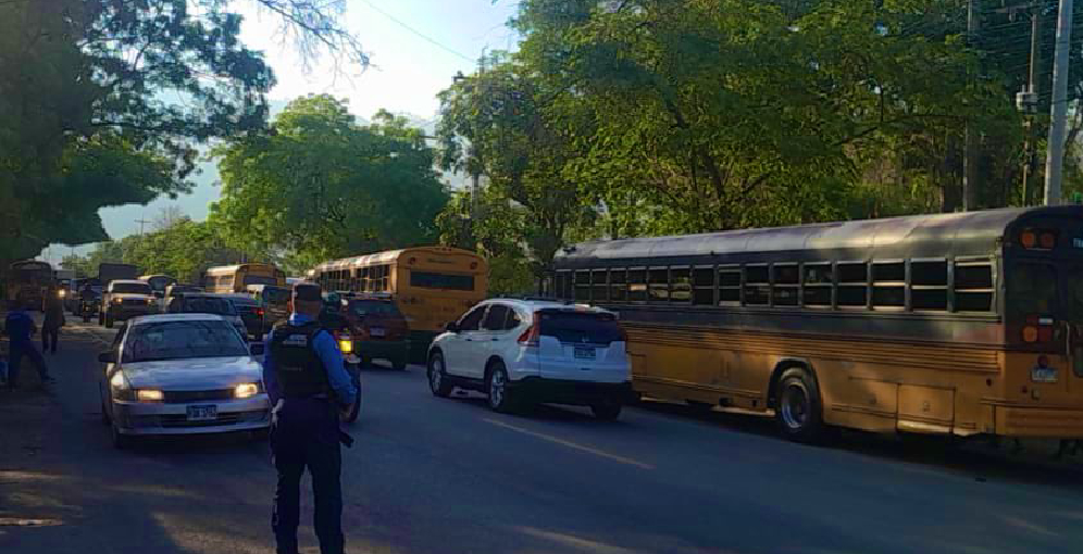 Transportistas paralizan labores en Cofradía por deterioro de carretera hacia occidente