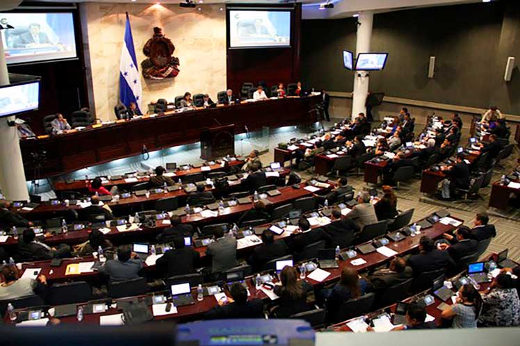 Oposición critica sesión exprés del Congreso y acusa al oficialismo de manipular agenda legislativa