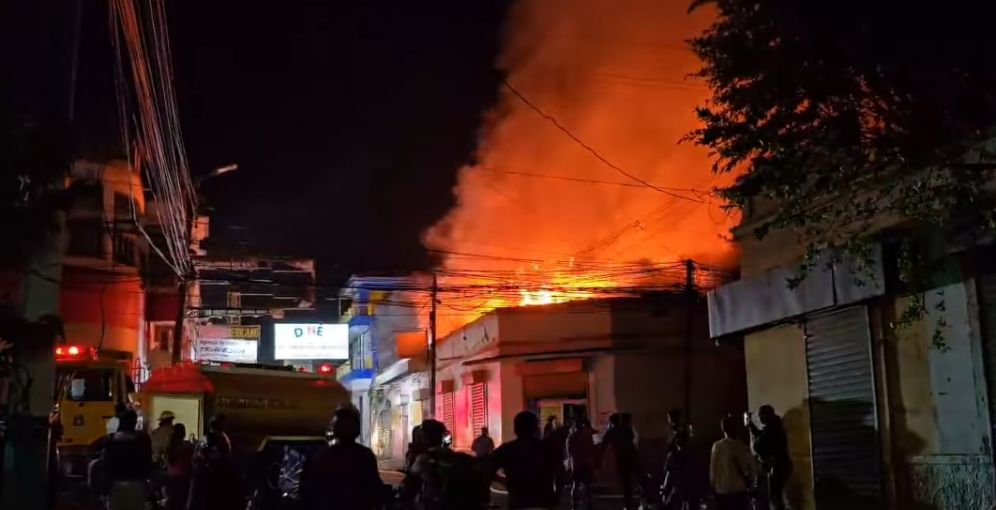 Incendio consume varios negocios en el centro de Siguatepeque; se investigan causas