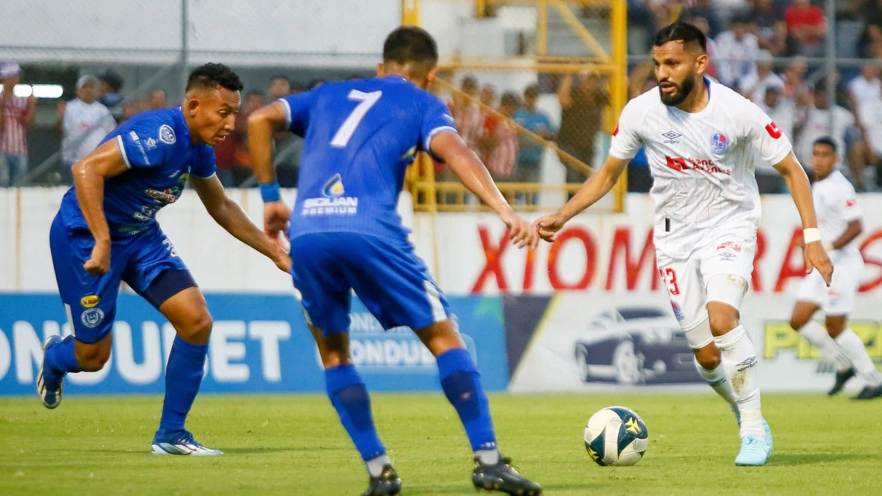 Olimpia vence 2-0 al Victoria y toma ventaja rumbo a la final del Clausura 2024-2025