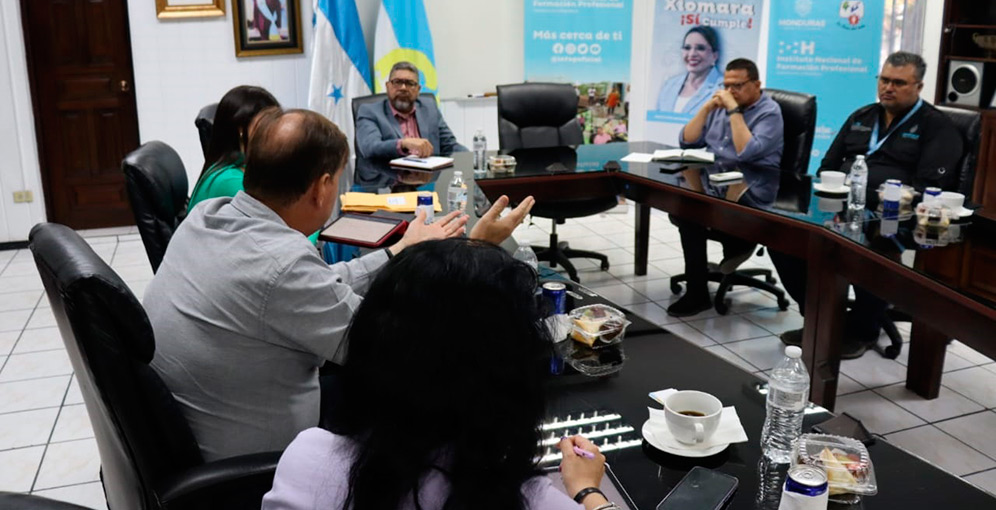 Delegación internacional evalúa proyecto de laboratorio de autotrónica y electromovilidad en el Infop