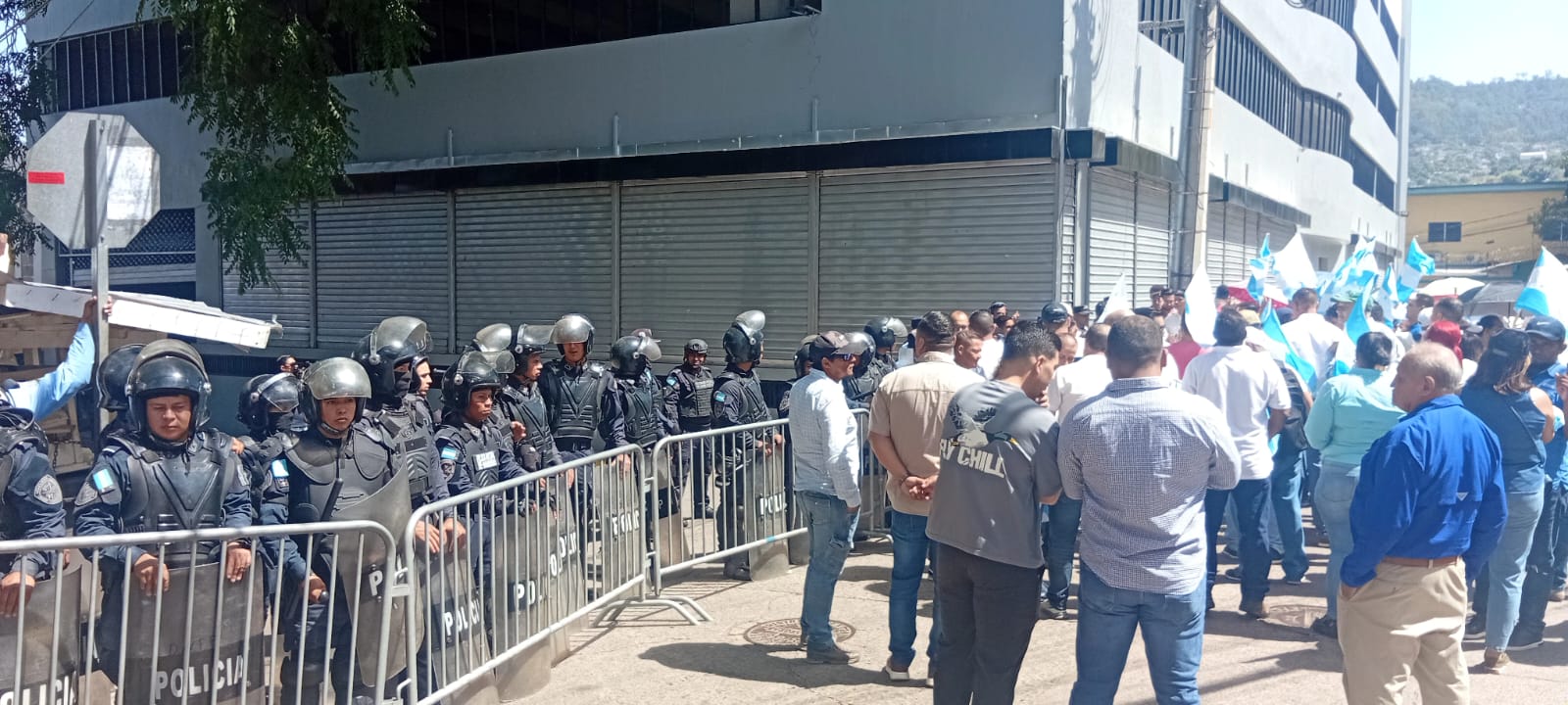 Simpatizantes del Partido Nacional muestran respaldo a consejeras del CNE durante proceso de licitación del sistema biométrico
